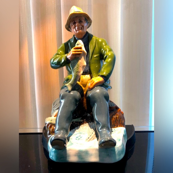 Royal Doulton Figurine A GOOD CATCH Signed HN 2258 Hand Made and Hand Decorated. - Picture 1 of 3